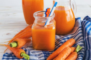 Taze sıkılmış havuç suyu