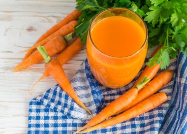 Taze sıkılmış havuç suyu