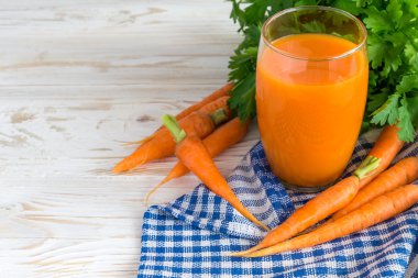 Taze sıkılmış havuç suyu