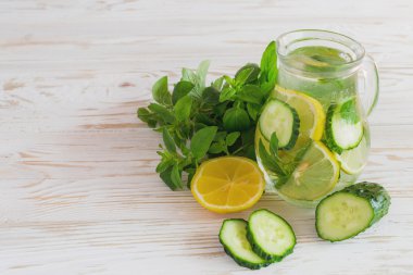 Taze limon ve naneli ev yapımı limonata.