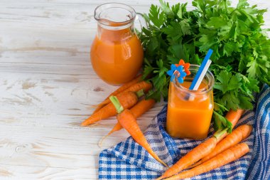 Taze sıkılmış havuç suyu