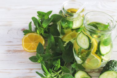 Taze limon ve naneli ev yapımı limonata.