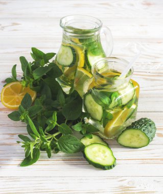 Taze limon ve naneli ev yapımı limonata.