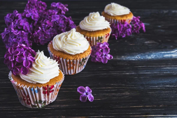 Dolce cupcake fatto in casa con panna e fiori — Foto Stock