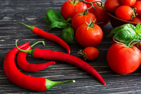 Tomates em videira, pimenta vermelha e manjericão verde — Fotografia de Stock