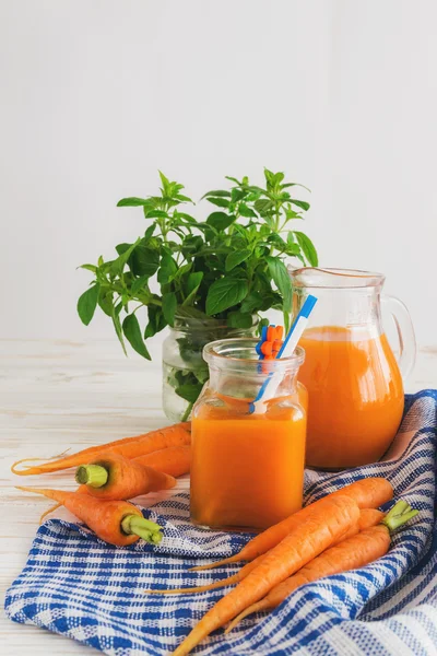 Jus wortel segar yang diperas — Stok Foto