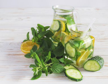 Taze limon ve naneli ev yapımı limonata.