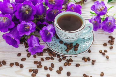 Fincan kahve, kahve çekirdekleri ve Lila çiçek