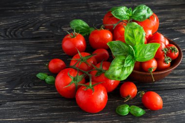 Asma ve yeşil fesleğen domates