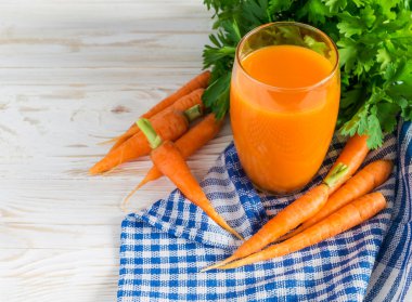 Taze sıkılmış havuç suyu