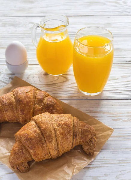Круассаны, яйца и апельсиновый сок — стоковое фото