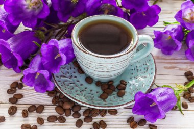Fincan kahve, kahve çekirdekleri ve Lila çiçek