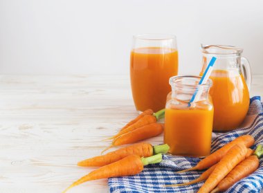 Taze sıkılmış havuç suyu