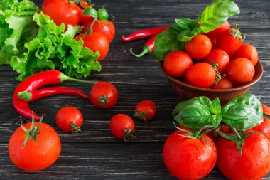 Asma, kırmızı biber ve yeşil fesleğen domates