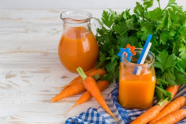 Taze sıkılmış havuç suyu