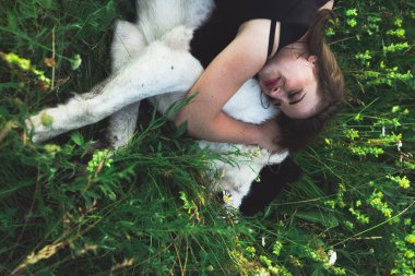 Genç kadın Orta Asya çoban köpeği ile dinlenme