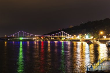 Kiev şehir ve Dnipro nehir. gece görünümü