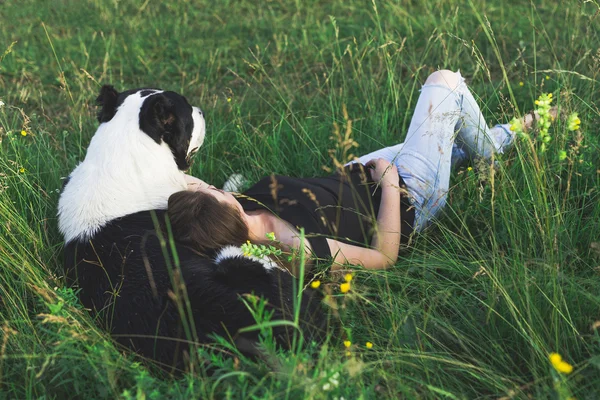 Giovane donna a riposo con cane pastore dell'Asia centrale — Foto Stock