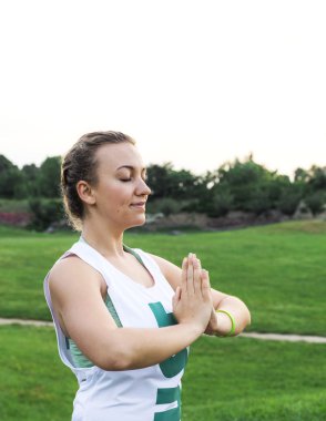 Yoga yapan genç kadın.