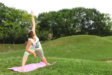 Yoga yapan genç kadın.