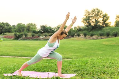 Yoga yapan genç kadın.