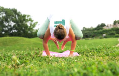 Yoga yapan genç kadın.