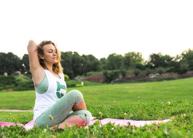 Yoga yapan genç kadın.