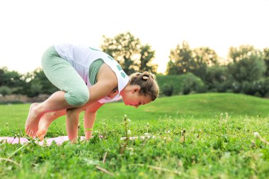 Yoga yapan genç kadın.