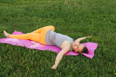 Yoga yapan genç kadın.