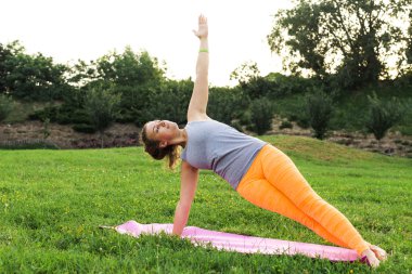 Yoga yapan genç kadın.
