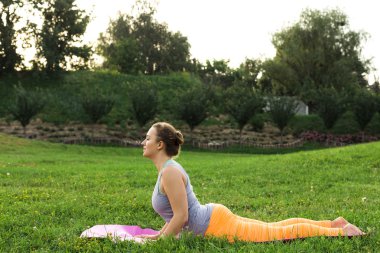 Yoga yapan genç kadın.