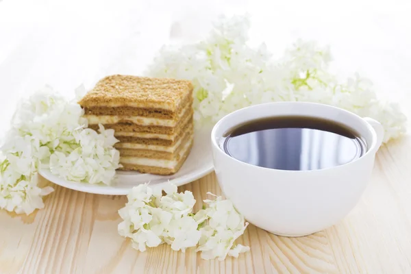 Pastel de Napoleón, taza de café — Foto de Stock