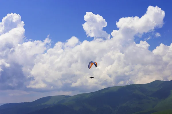 Paraglider over bergen vliegen — Stockfoto
