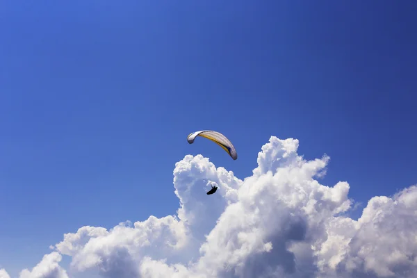 Parapente survolant les nuages — Photo