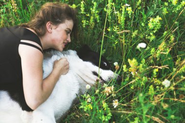 Genç kadın Orta Asya çoban köpeği ile dinlenme