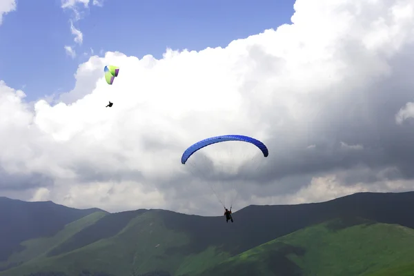 Parapente volando sobre montañas — Foto de Stock