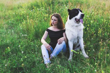 Genç kadın Orta Asya çoban köpeği ile dinlenme