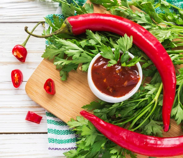 Domates sosu salsa, sıcak biber, maydanoz, fesleğen, ahşap bac üzerinde