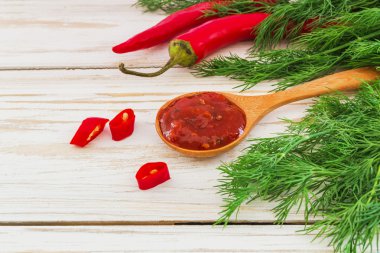 Domates sosu salsa, sıcak biber, dereotu ve fesleğen, ahşap backgr üzerinde
