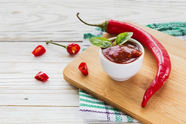 Domates sosu salsa, sıcak biber ve fesleğen, ahşap arka plan üzerinde — Stok fotoğraf
