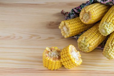 Taze tatlı mısır koçanı üzerinde