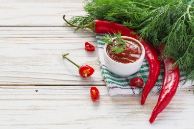 Domates ketçap sosu salsa, sıcak biber ve fesleğen