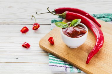 Domates ketçap sosu salsa, sıcak biber ve fesleğen