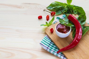 Domates ketçap sosu salsa, sıcak biber ve fesleğen