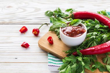 Domates ketçap sosu salsa, sıcak biber ve fesleğen