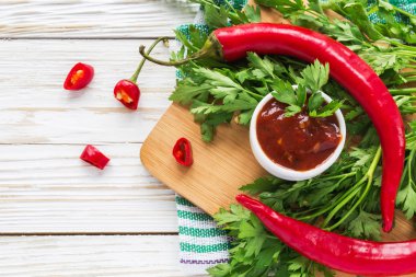 Domates ketçap sosu salsa, sıcak biber ve fesleğen