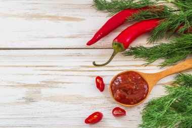 Domates ketçap sosu salsa, sıcak biber ve fesleğen