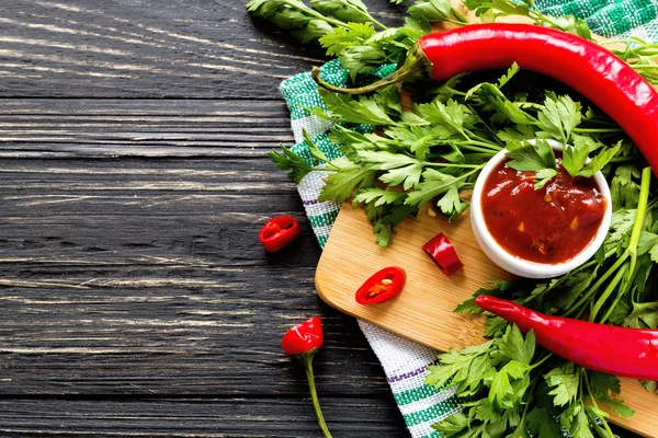 Domates ketçap sosu salsa, sıcak biber ve fesleğen — Stok fotoğraf