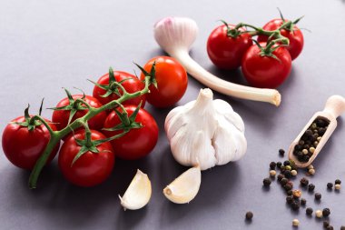 Sarımsak, domates ve baharatlar