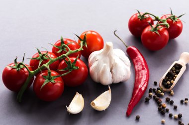 Sarımsak, sıcak biber, domates ve baharatlar